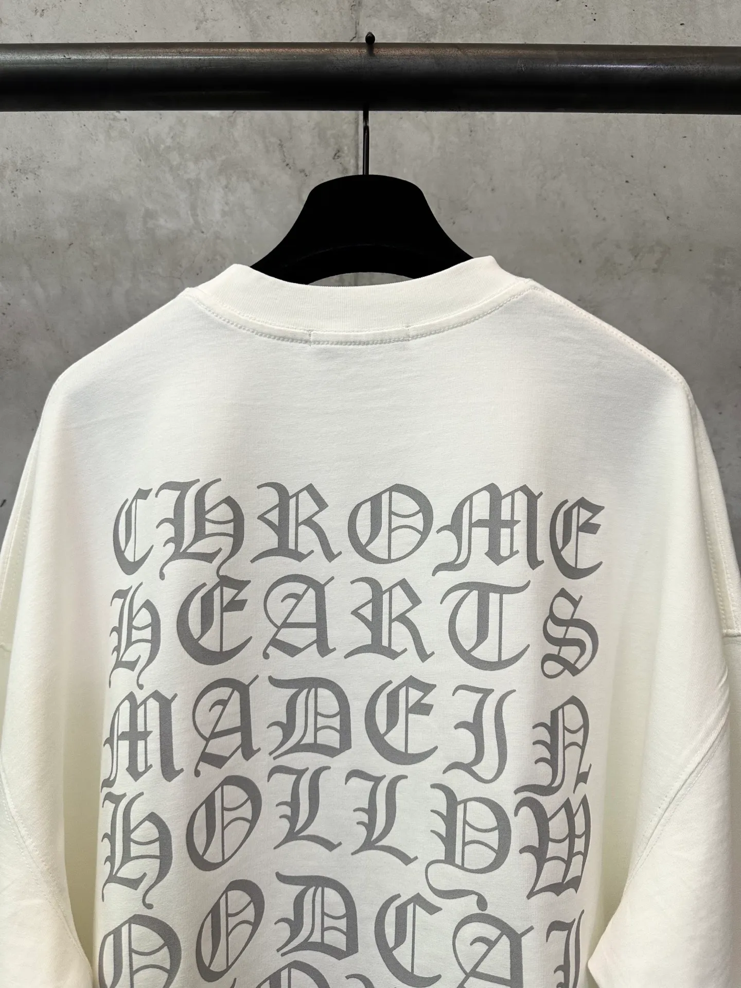 P300 Chrome Hearts 25ss classic Sanskrit gray letter round neck long-sleeved T-shirt. Fabric is high-definition, super heavyweight cotton, double yarn compact Xinjiang cotton. Weight: 320 grams. Clean cloth surface. Clear cloth texture. Tight feel. Stiff. High color fastness. No deformation. No discoloration. Customized hardware. Thread. Accessories. Matching. Same style for men and women. -Color: Black White -Size: XS S M L
